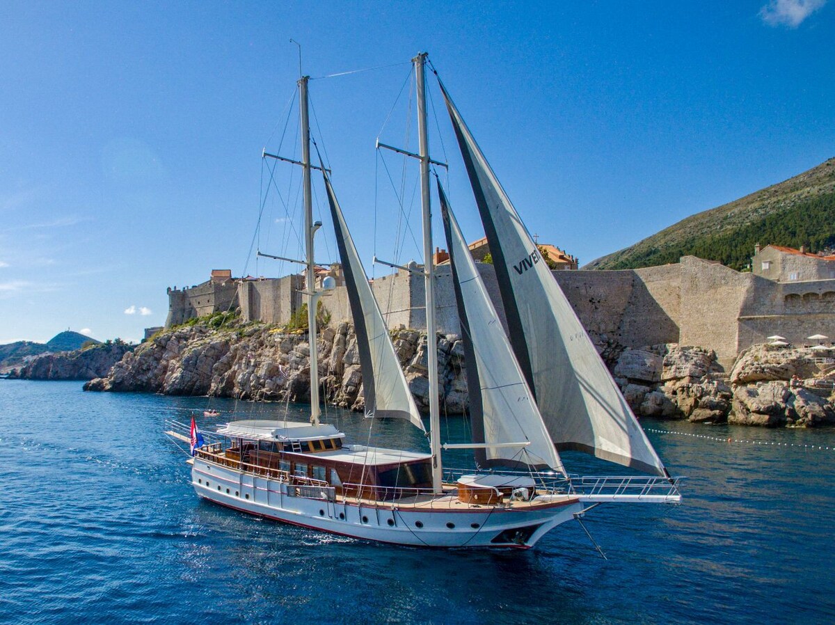 SAILING YACHT "VIVERE"