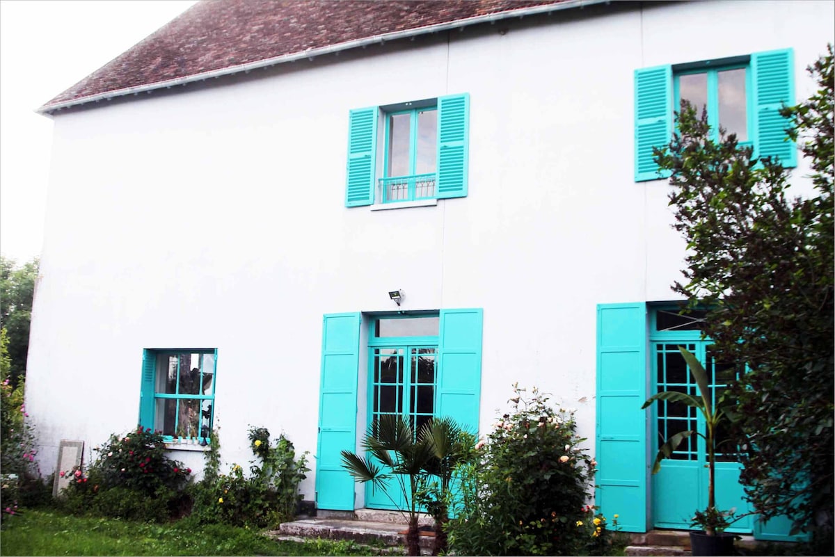 Claude Monet 's Blue House in Giverny