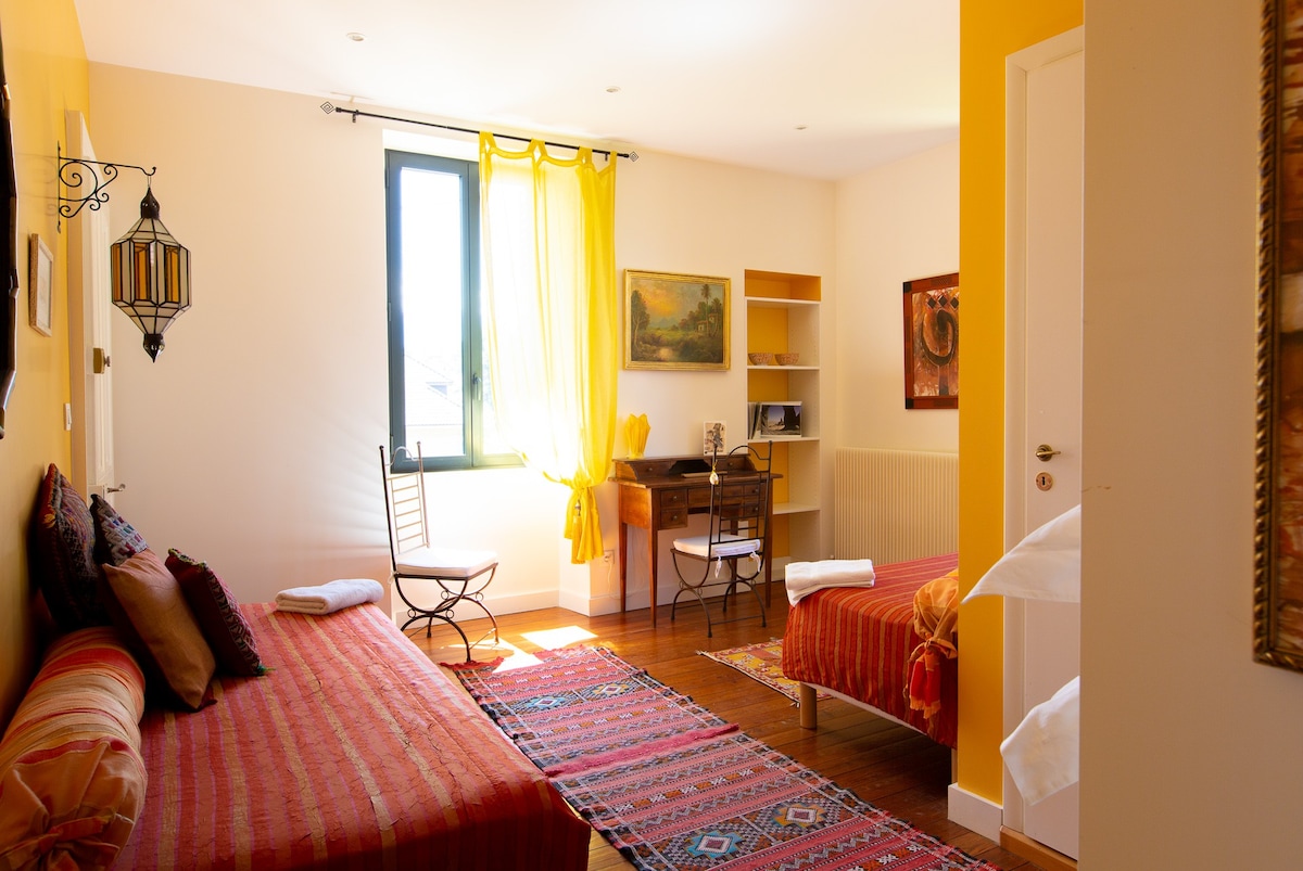「摩洛哥」两张黄色床的房间