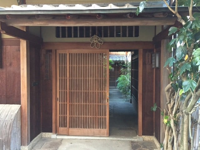 京都传统风格，几乎整套房子的一楼，有两个花园，提供免费自行车, Wi-Fi