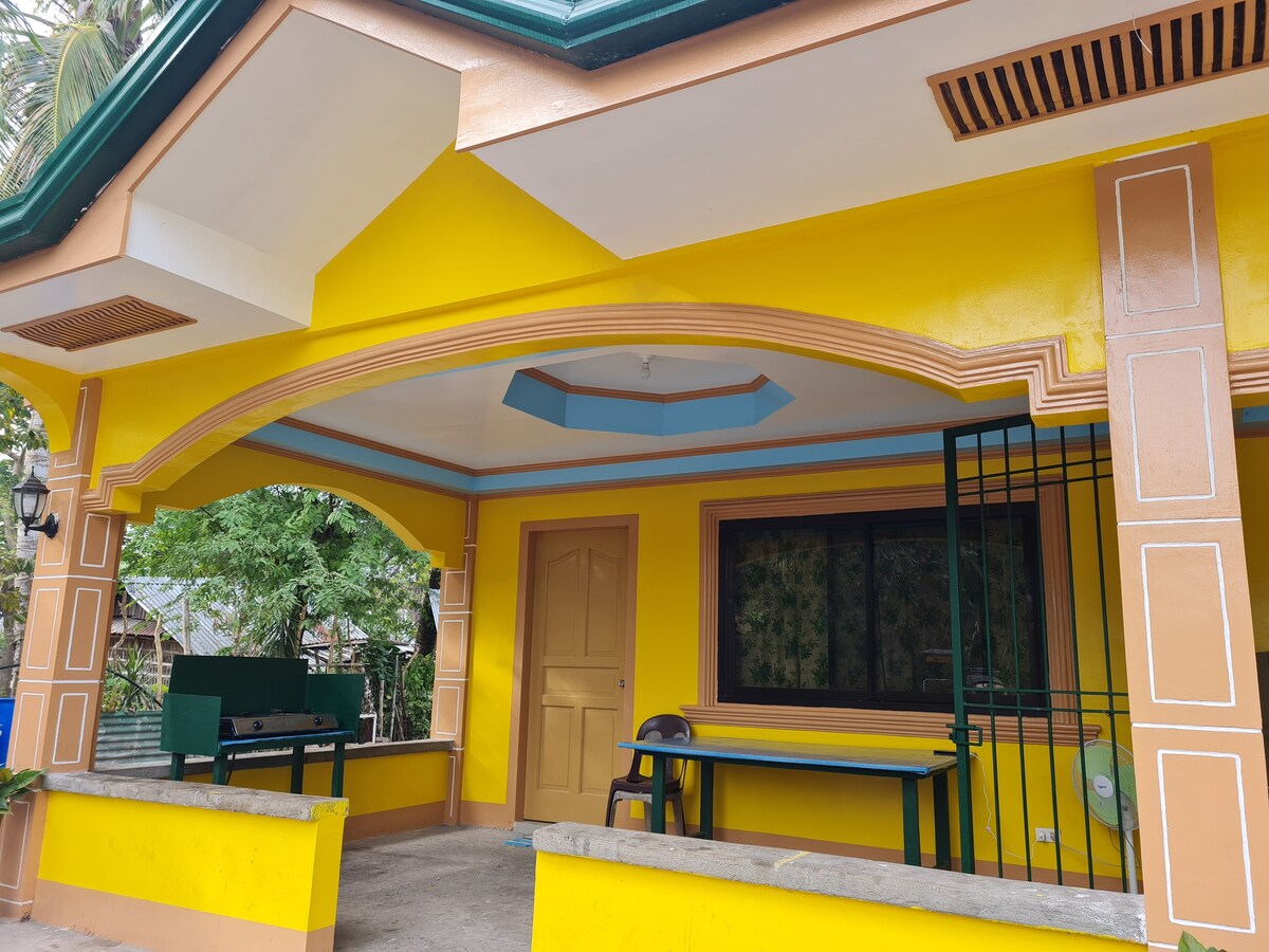 Tambobong海滩附近的私人黄色房间B