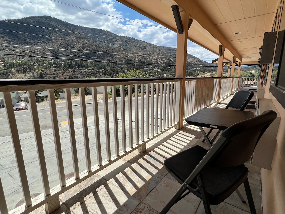 King Suite - Balcony with Mountain View