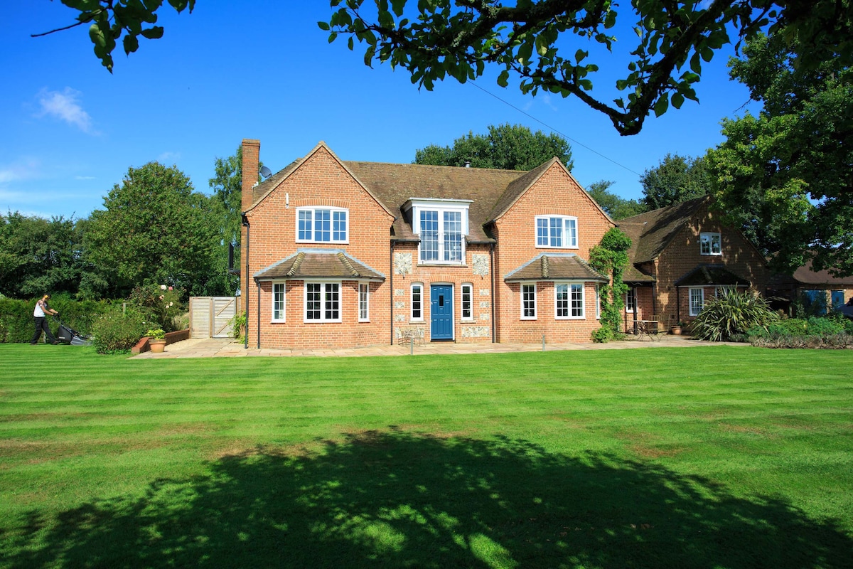 Large country home in Henley - pool and hot tub