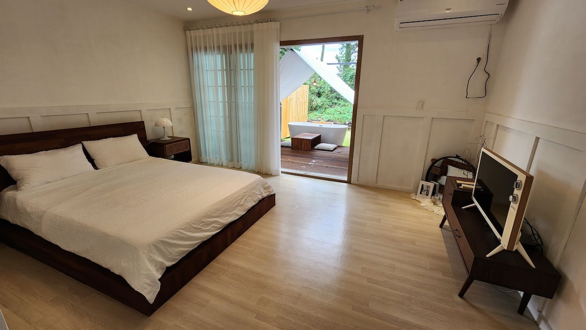 Sunstory Room 102 ：一楼10-pyeong单间公寓/独立花园/早餐/户外浴室/火坑/独立房间/非面对面/横梁投影仪
