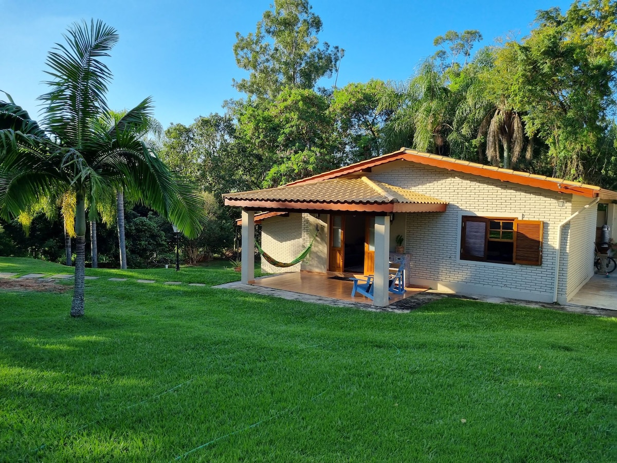Casa de Campo Laranjeiras ，有充足的草坪