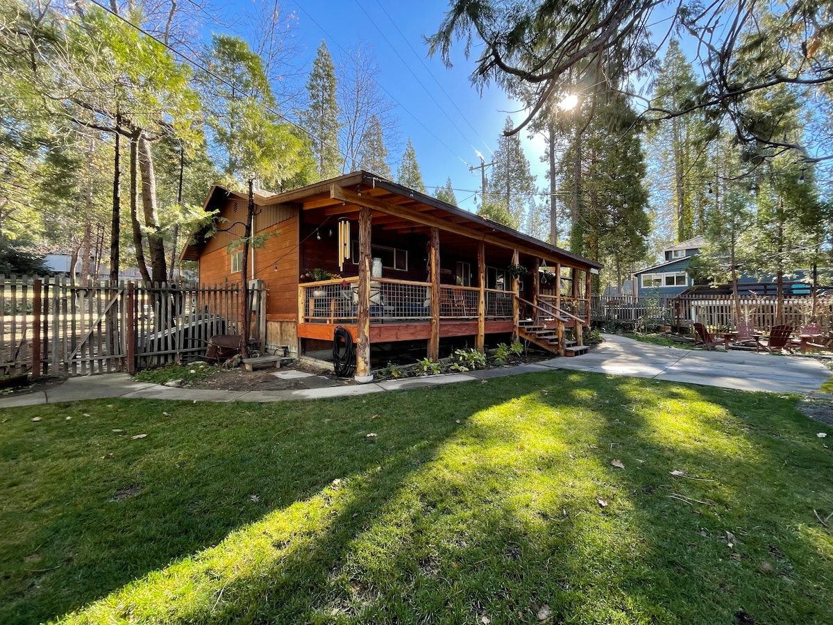 Bass Lake / Yosemite Rustic Cabin on Falls Beach