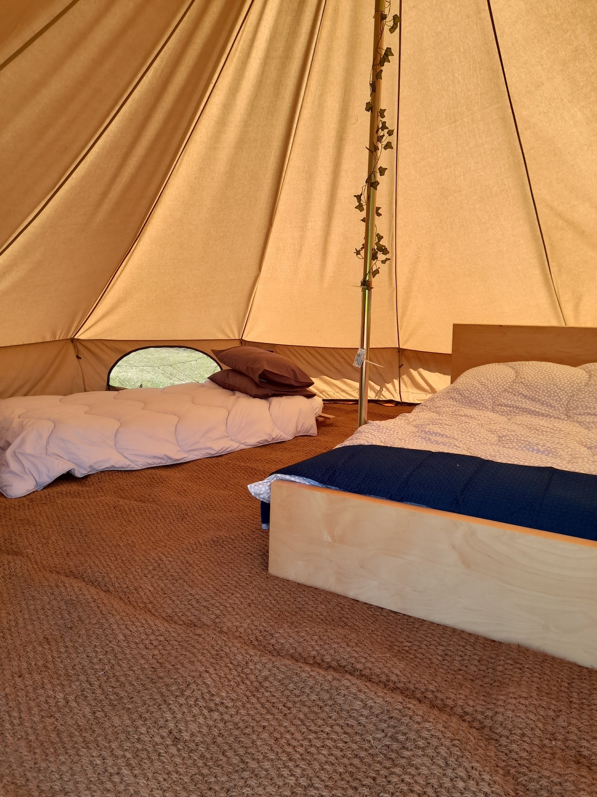 Traditional bell tent sleeps 4 in rural Tenterden