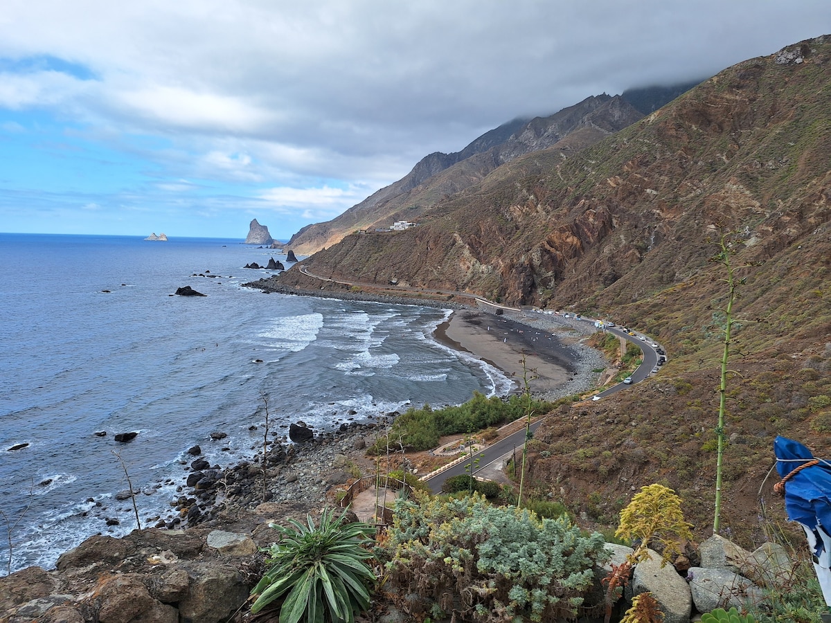 阿尔马西加海滩（ Almáciga Beach ）前面