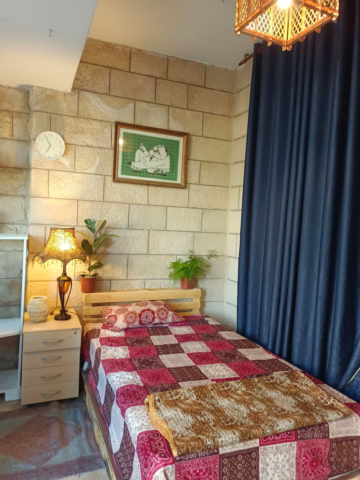 「Alrahhal」客房中的单人卧室