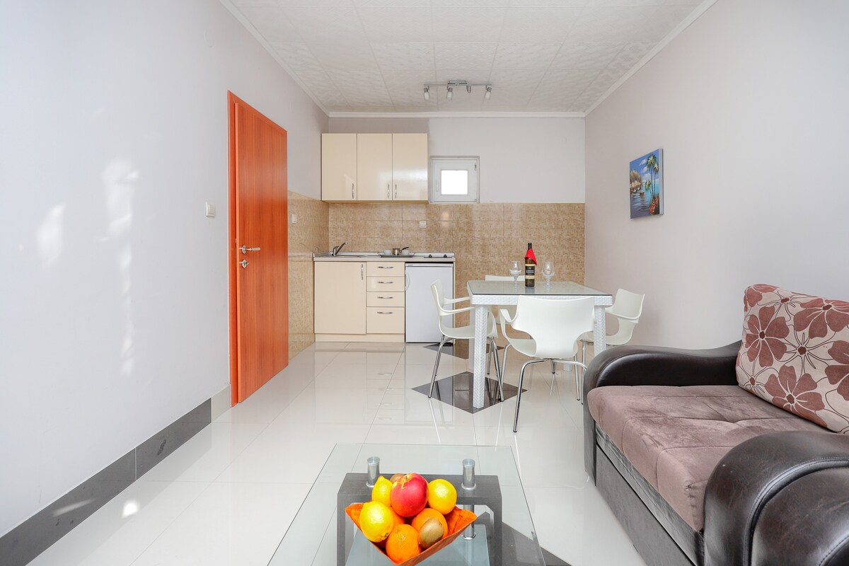 Viki - Apartment in Center of Igalo