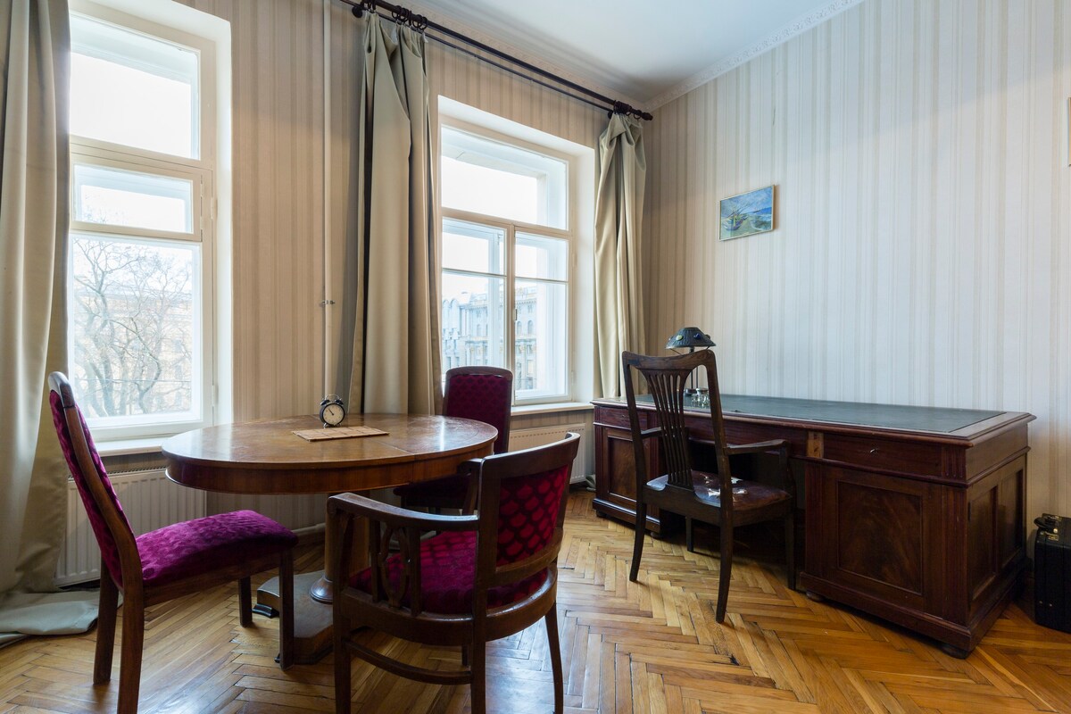 正宗的圣彼得堡公寓@ Manezhnaya平方米。