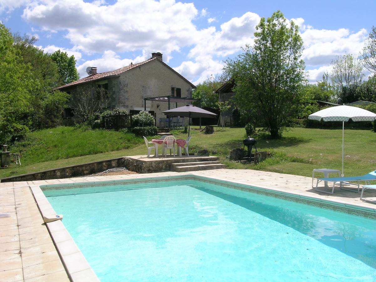 Secluded cottage with pool near Bourdeilles
