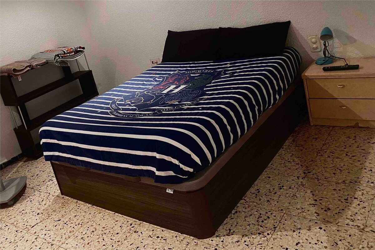 Amplia habitación con cama de 150 en zona sector V