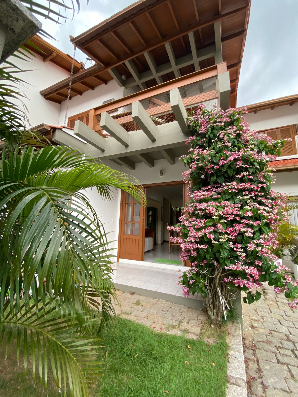 Casa em condomínio fechado, em frente à Praia Mole