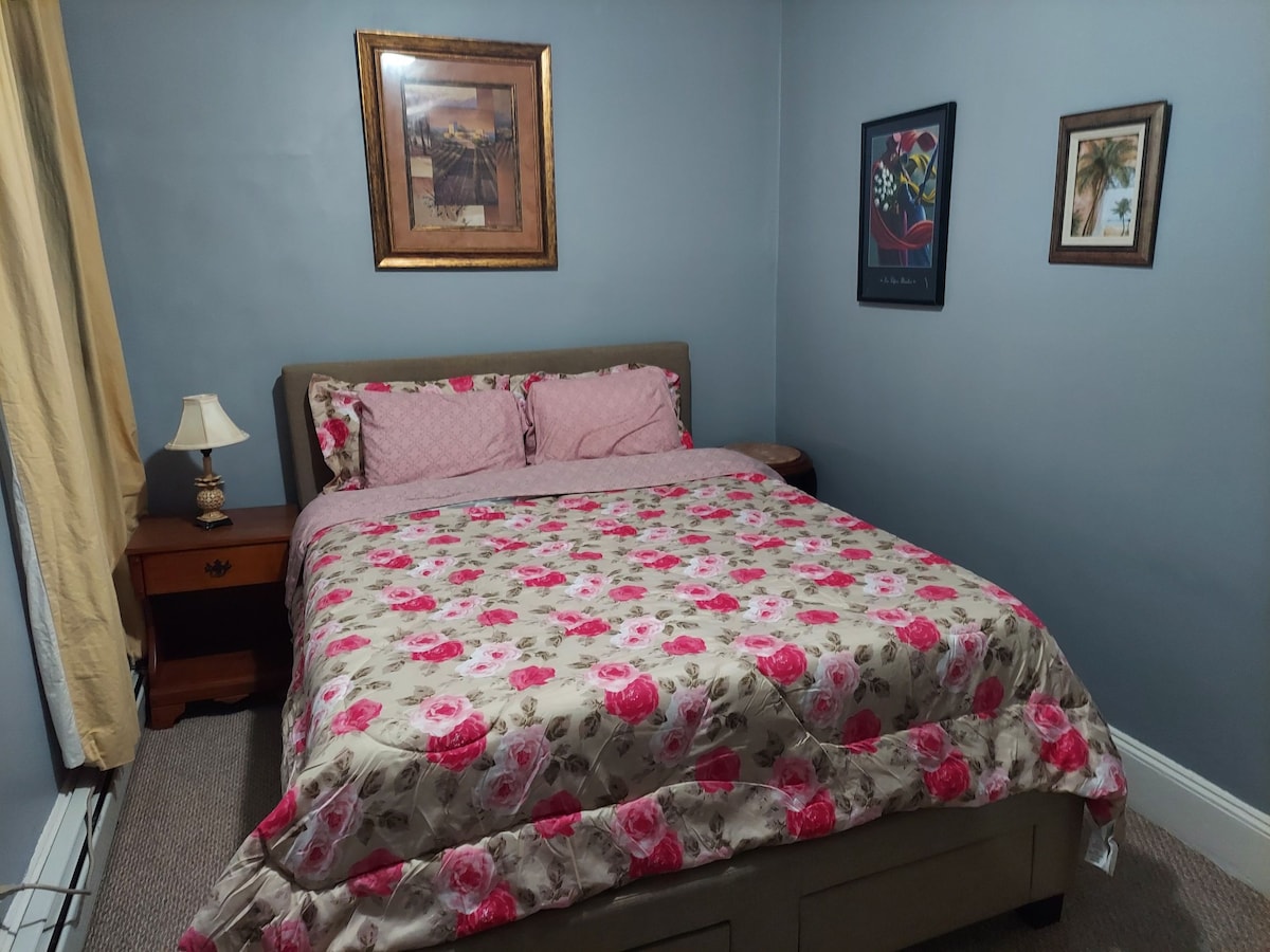 Angell House Room 5 ，标准双人床尺寸记忆床垫