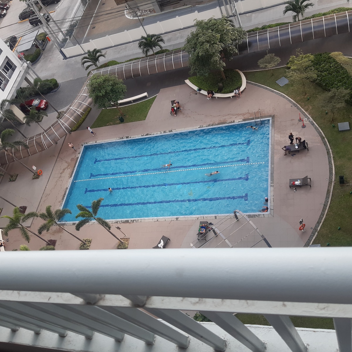 Pool front near BGC with Netflix