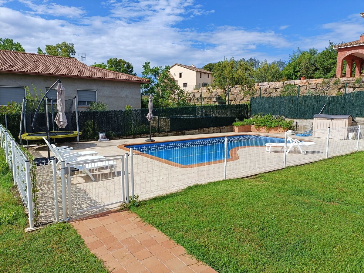 Casa con jardín y piscina privada.