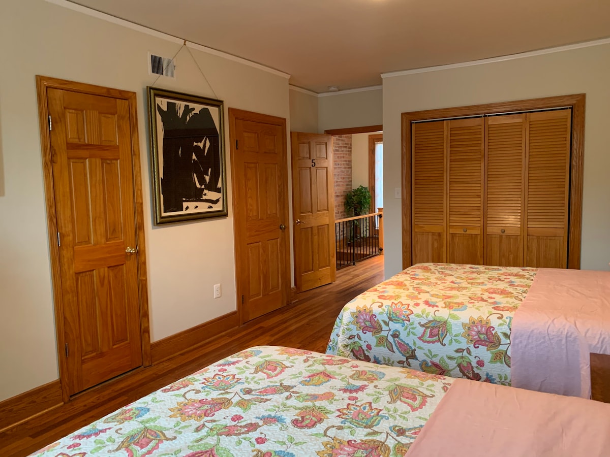 Luxury two queen beds bedroom and private bathroom