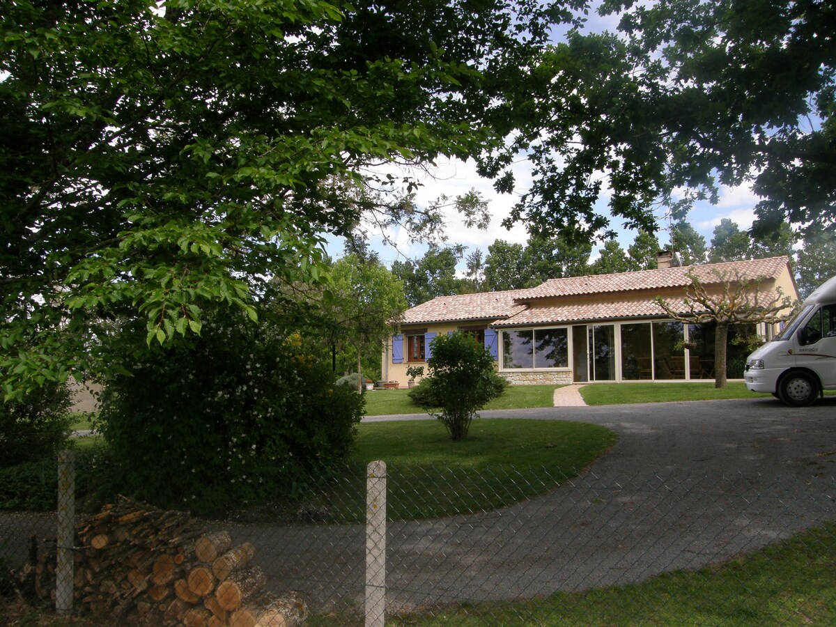 乡村带泳池的房子。