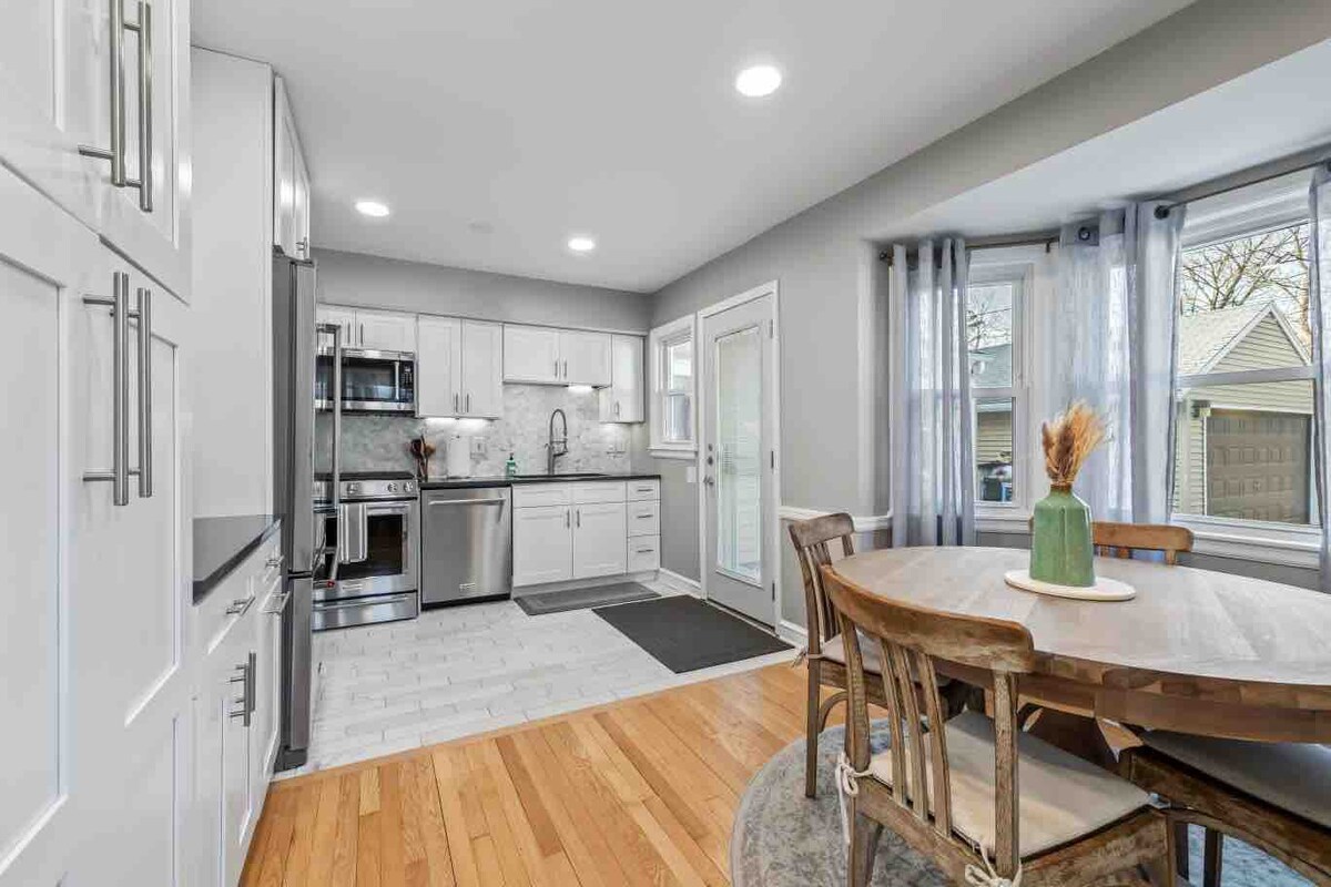 Tosa Village Gem: Luxuriously Renovated 2BR