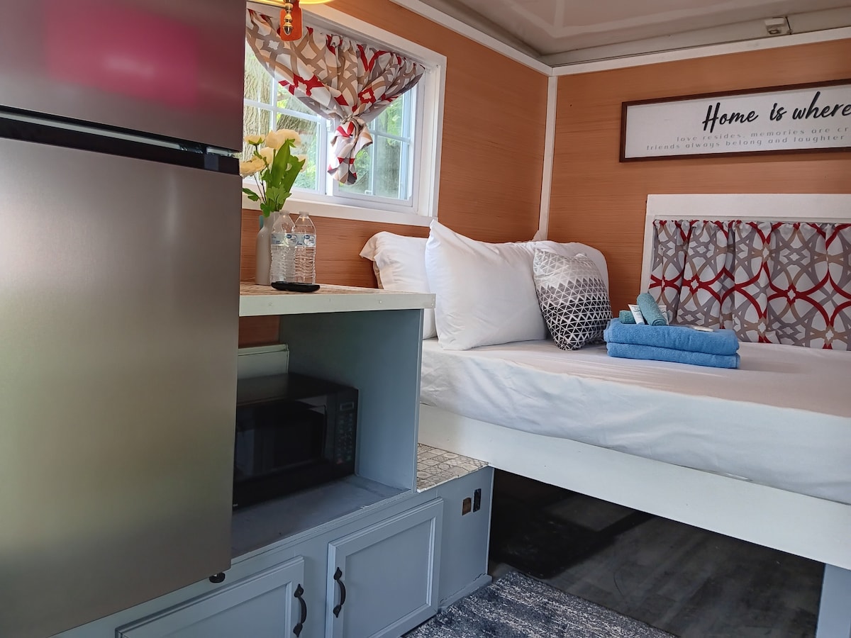 The Tiny House at Belmont Park | 5 mins to Airport