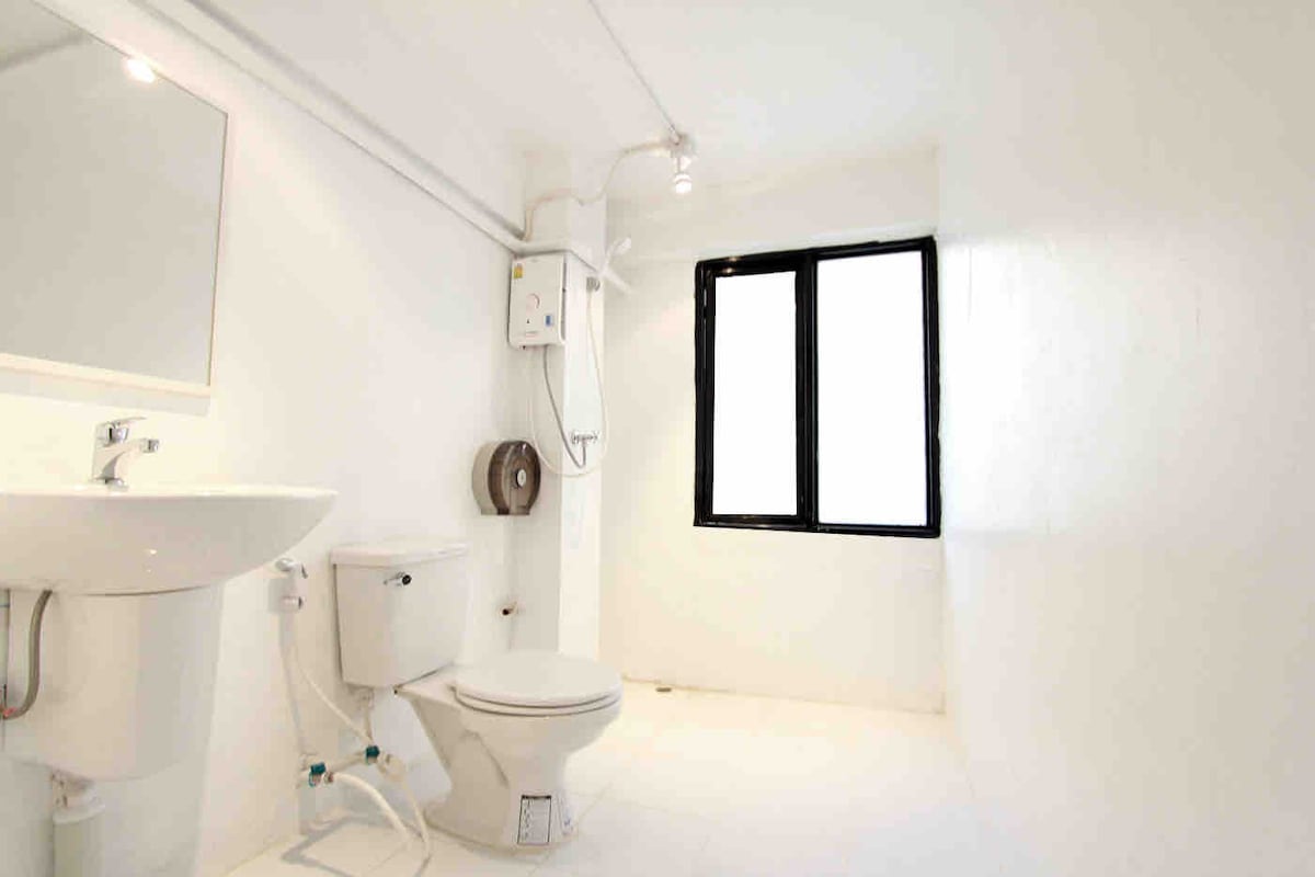 Cozy Room with Bath in City Center Steps from BTS