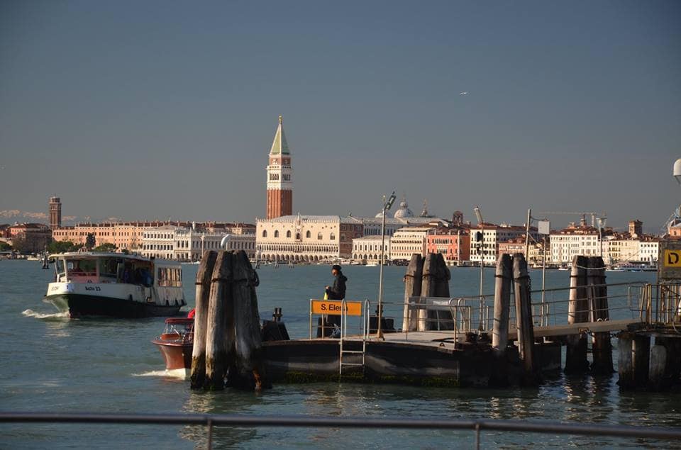 位于威尼斯运河上的房子，位于绿地之间。