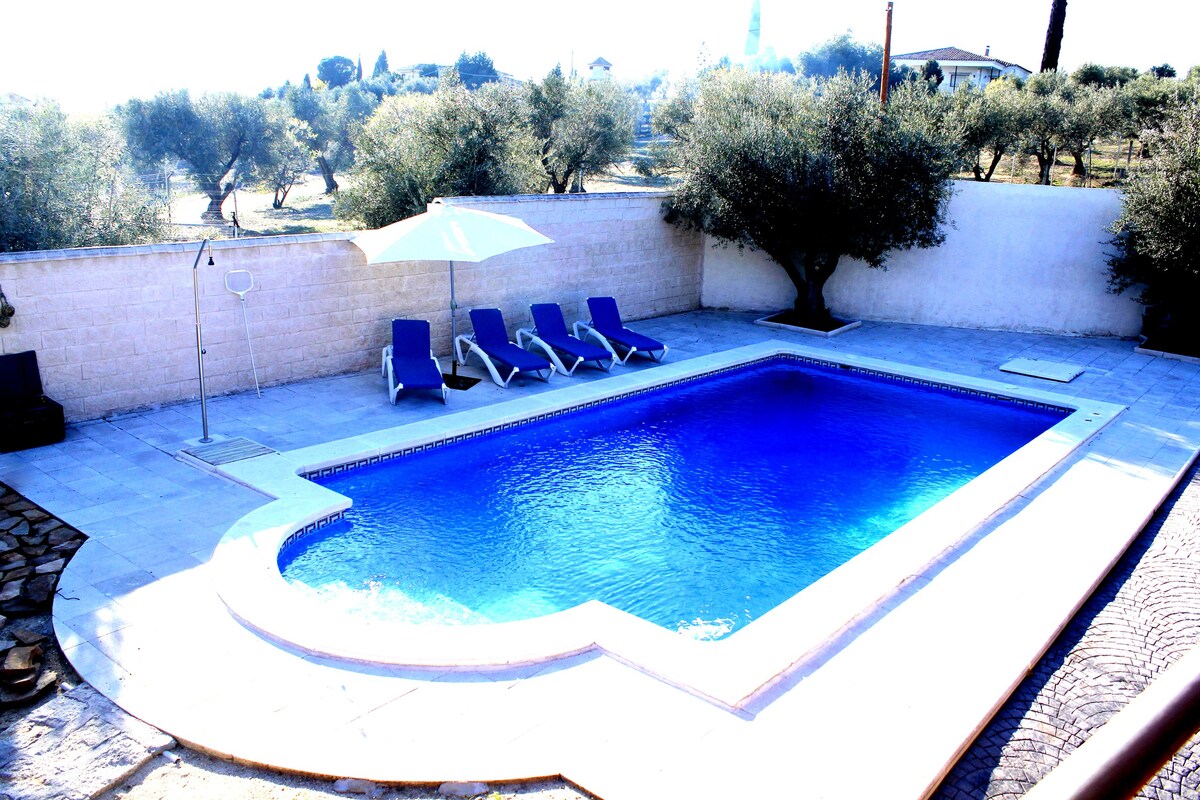 Casa con Piscina Privada,terraza,Porche yBarbacoa*