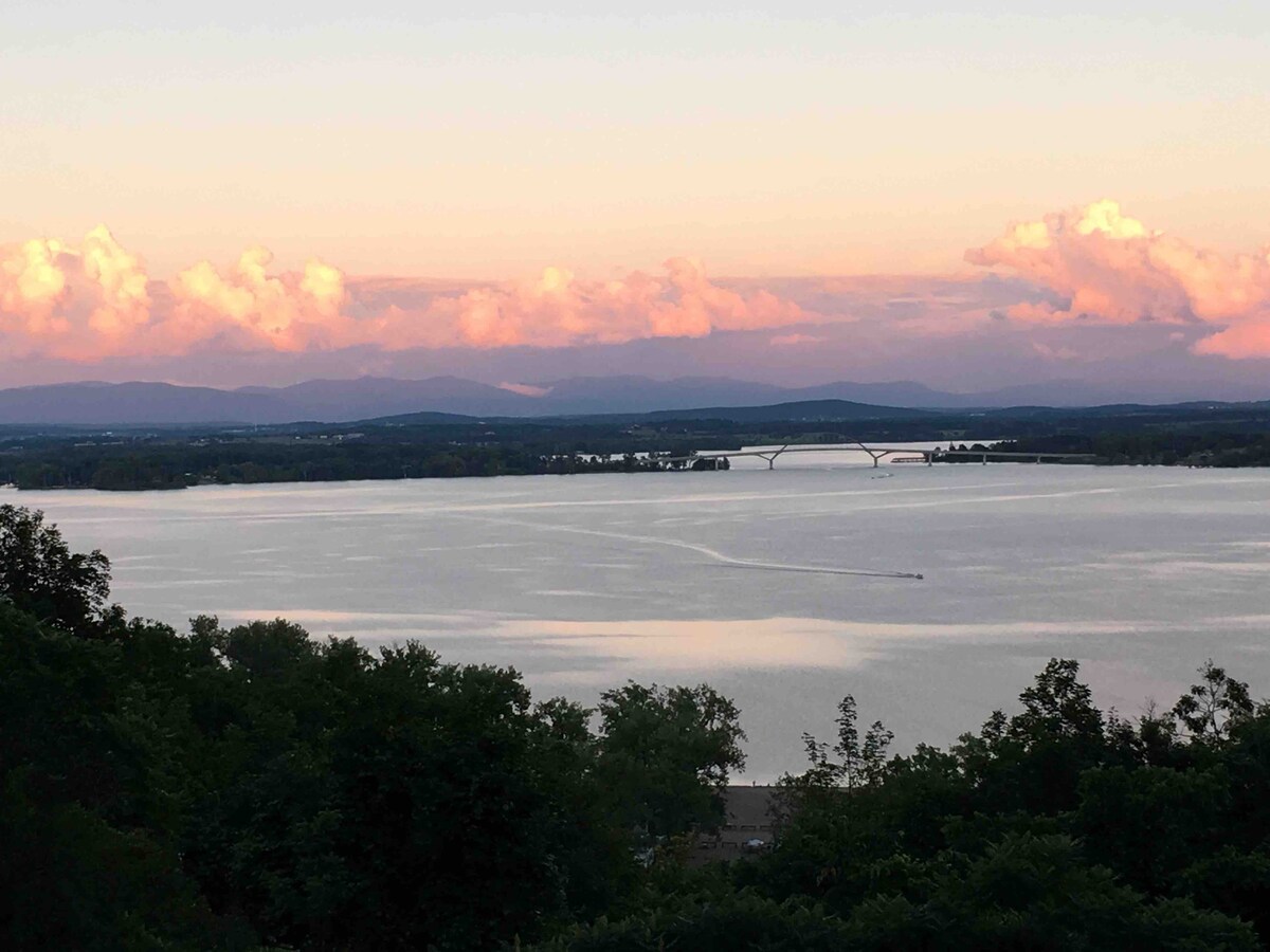 1840年代左右的房子和尚普兰湖（ Lake Champlain ）的壮丽景色