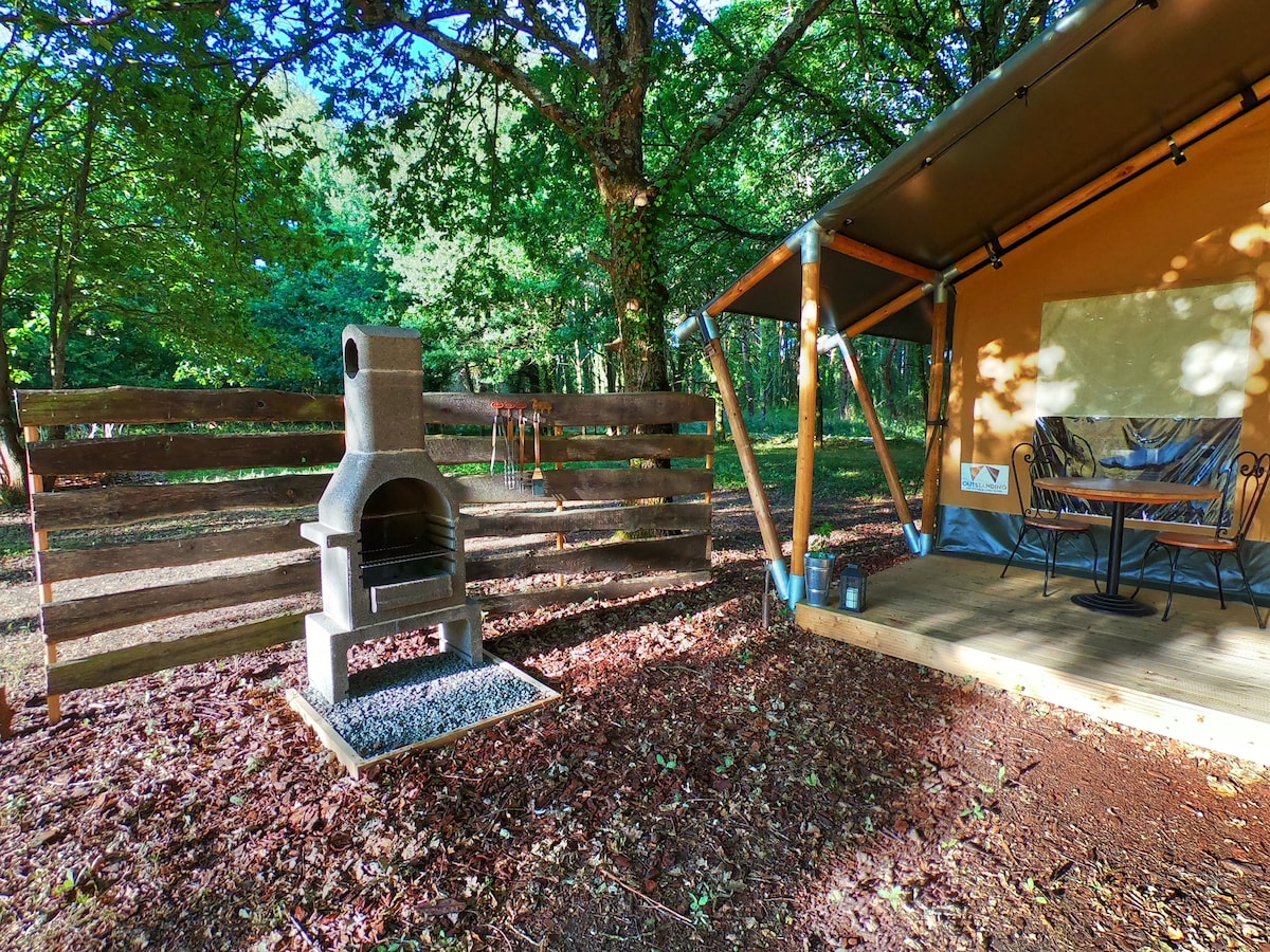 Glamping safari tent with spa tub at La Fortinerie