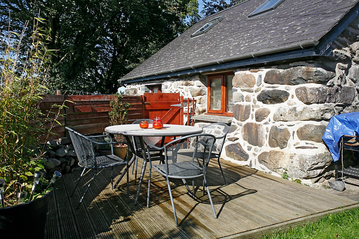 Idyllic Snowdonia C18th Chapel with Mountain Views