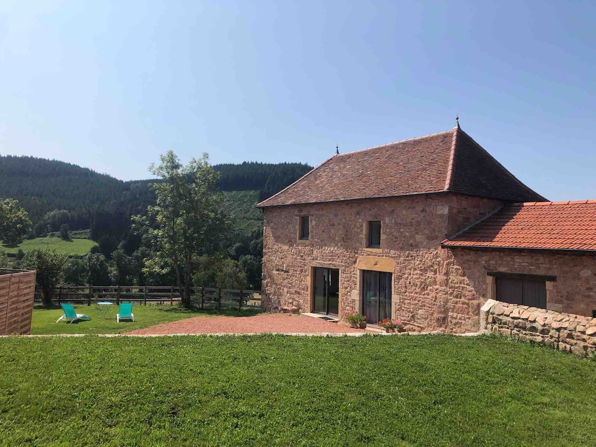 Maison à la campagne face aux collines