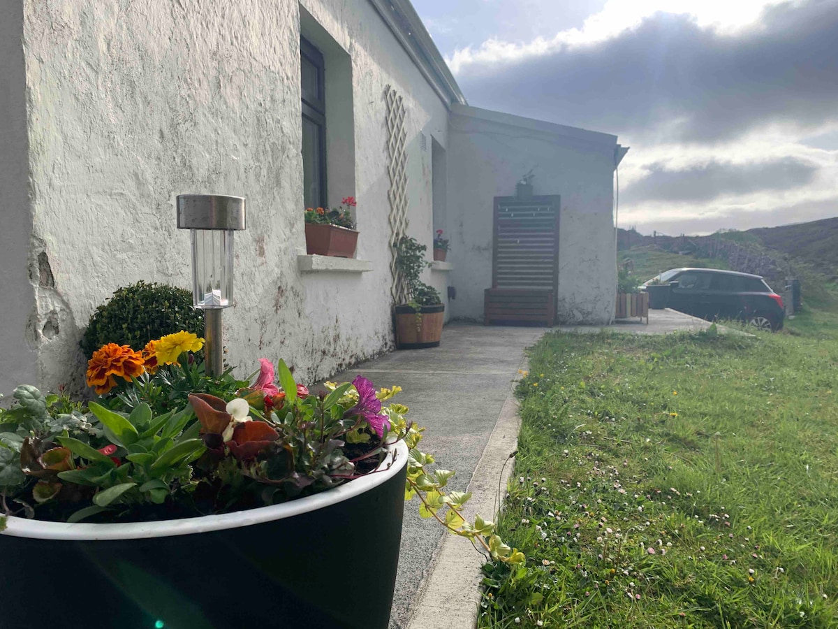 Traditional 2BD cottage. Come explore Connemara!