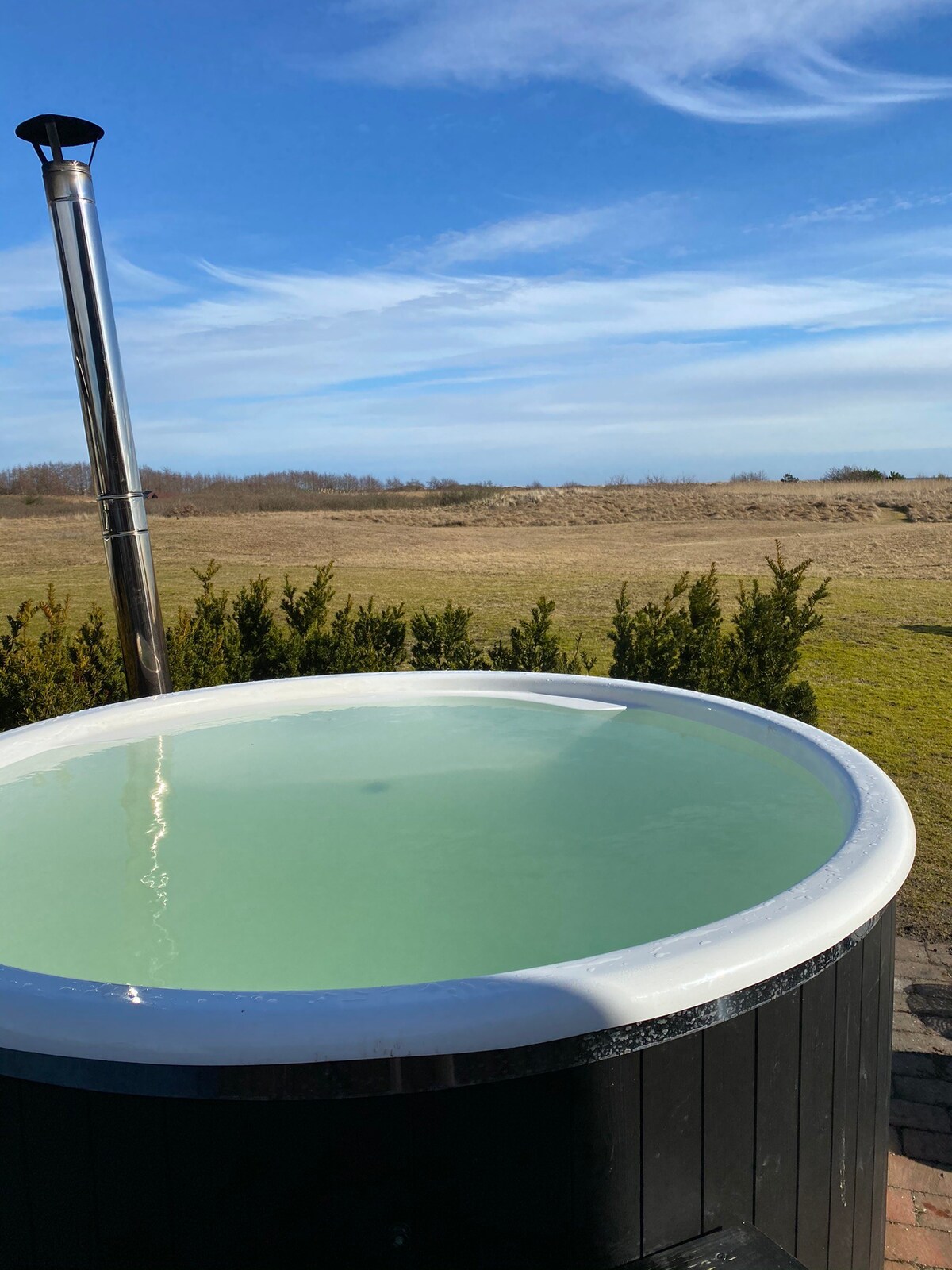 Skønt sommerhus med sauna, spa og havudsigt :)