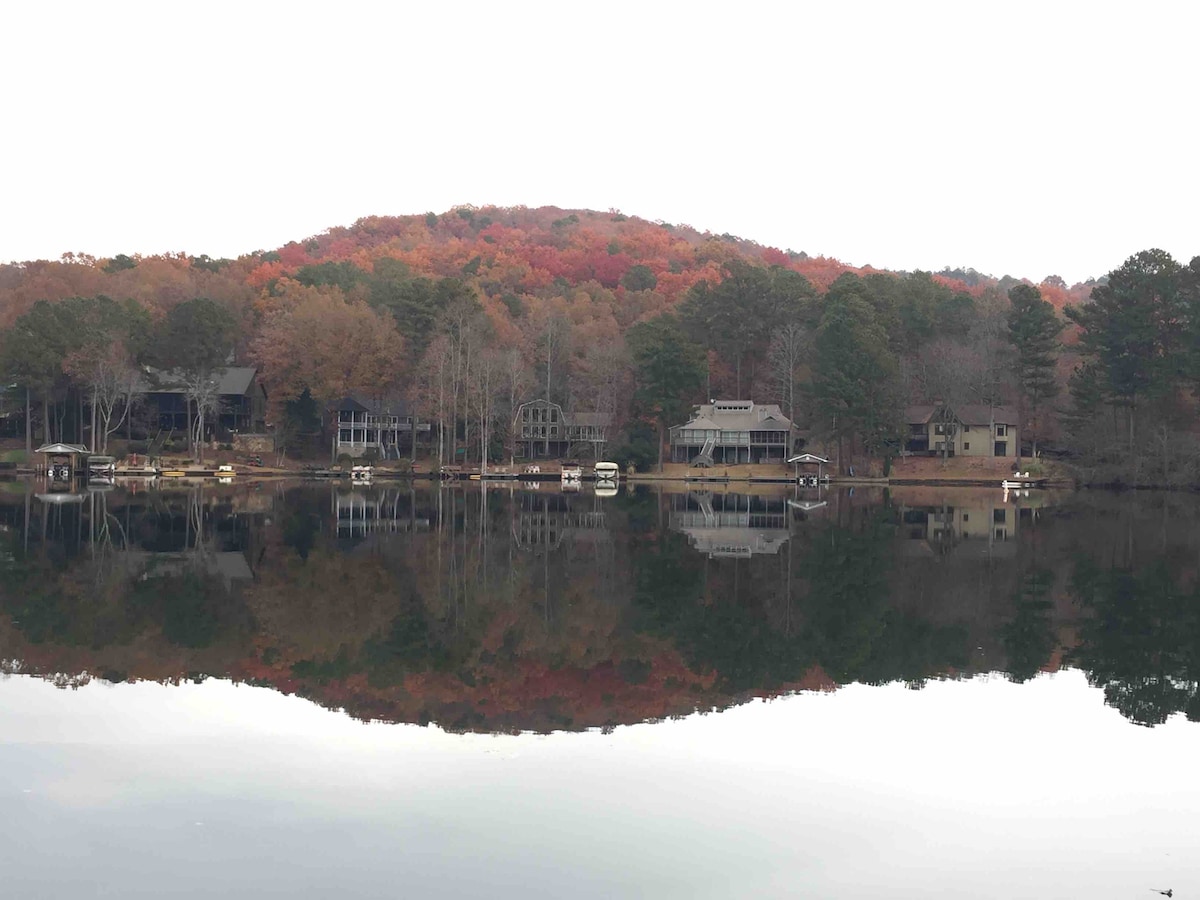 Beautiful Large Lakefront Home/2 Full Kitchens