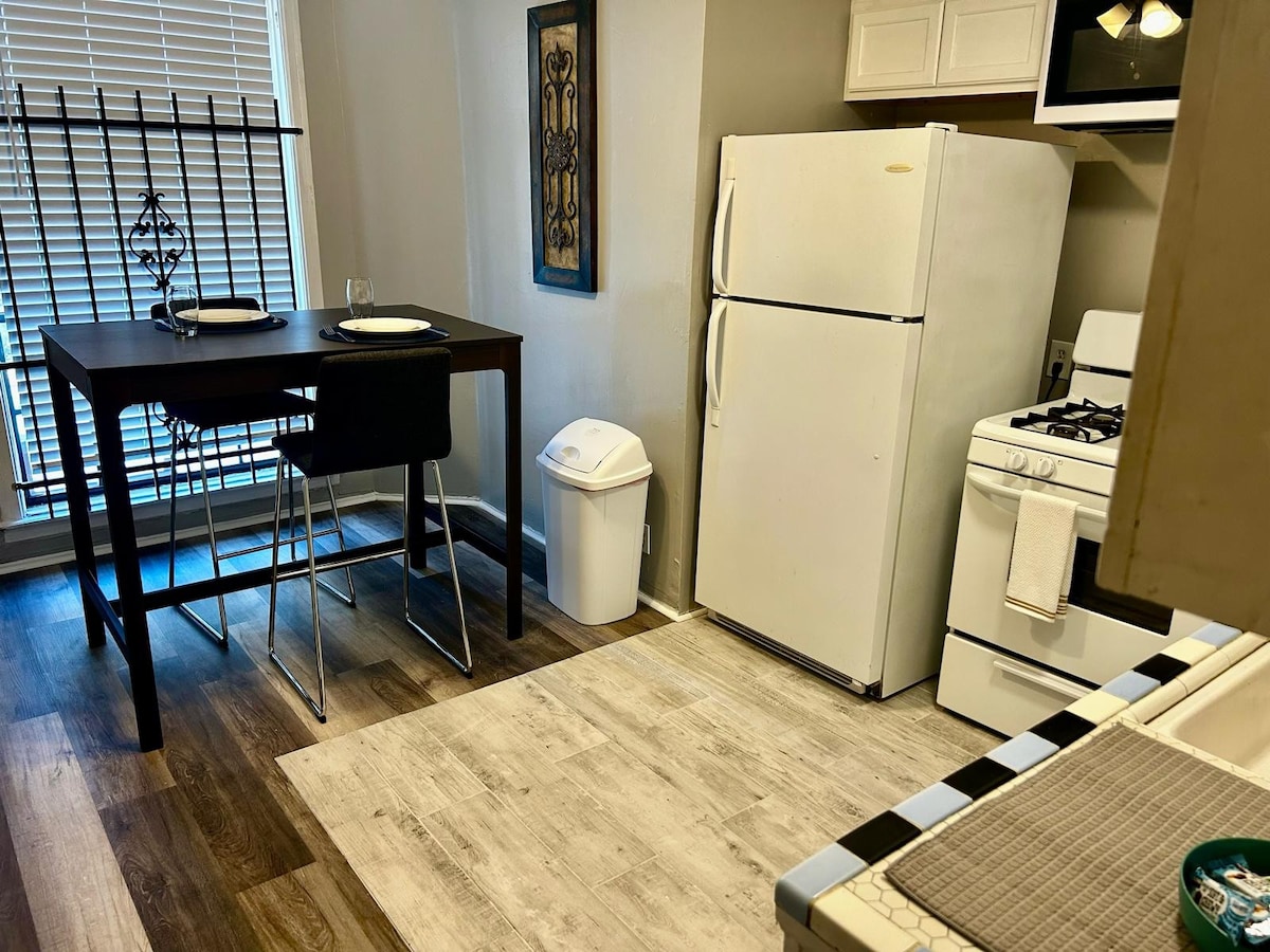 Midtown/Montrose 1 BR King bed