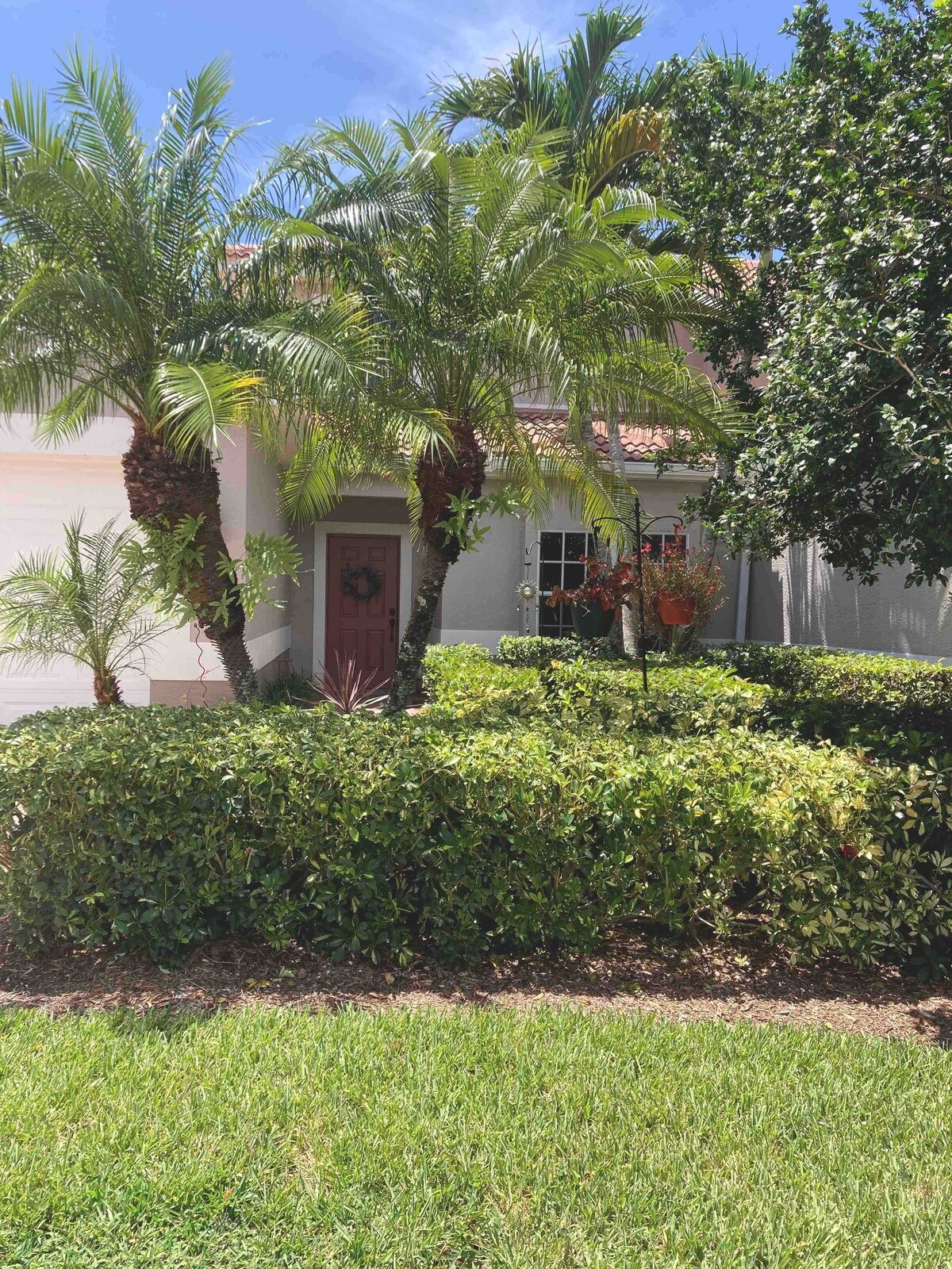 6 miles from the Beach! Minutes to downtown Naples