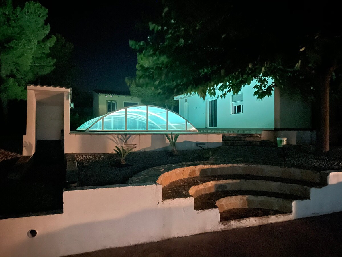 Relajación en la montaña con piscina y jacuzzi.