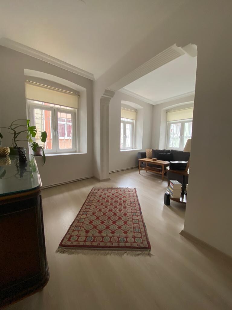 Omer 's Place ，位于塔克西姆-比约路（ Taksim-Beyoglu ）