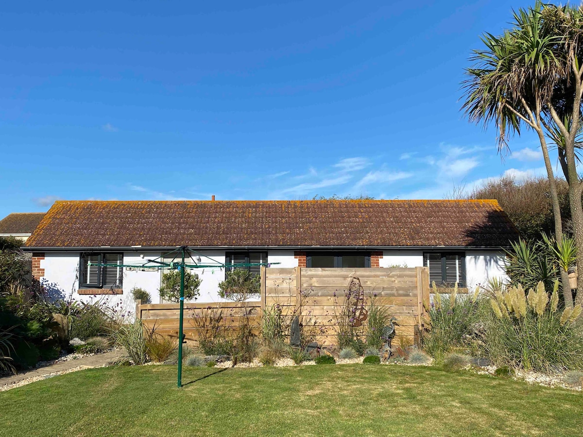 The “Nook” a beachside Annex - 100m from the sea