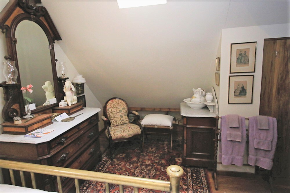 Mellon Room (shared bathroom) - Ebenezer House Bed and Breakfast