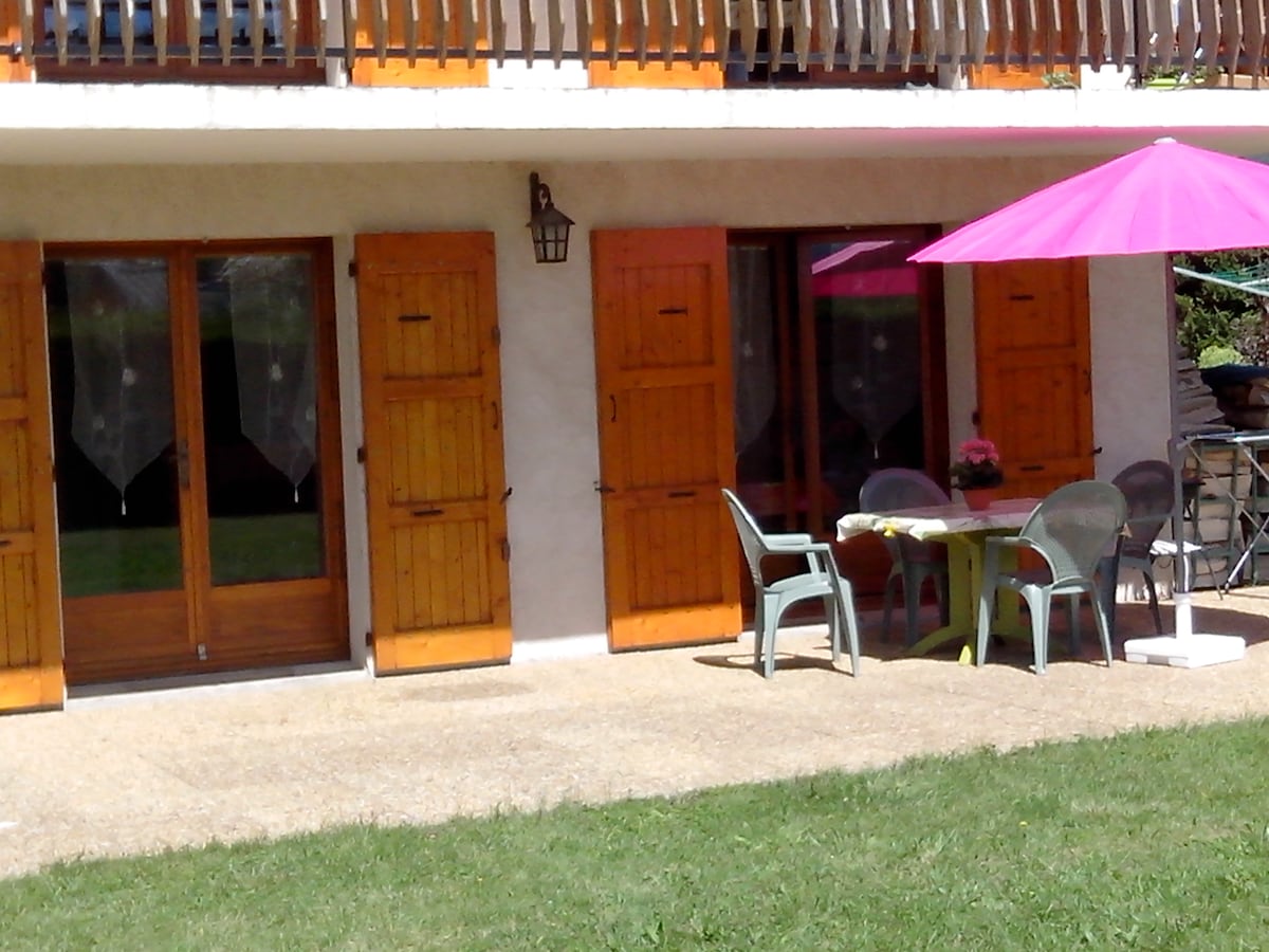 Studio 4p terrasse et pelouse vue sur le Vercors