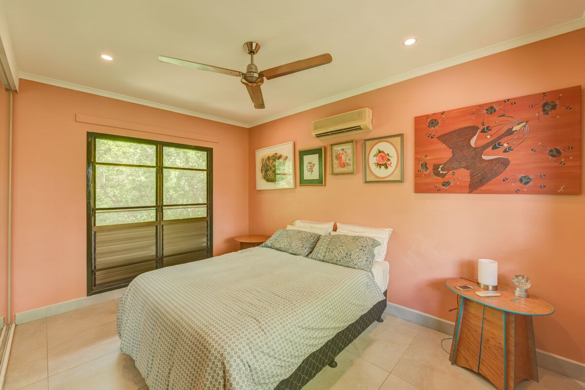 3 Bedroom Tropical Sanctuary in Town