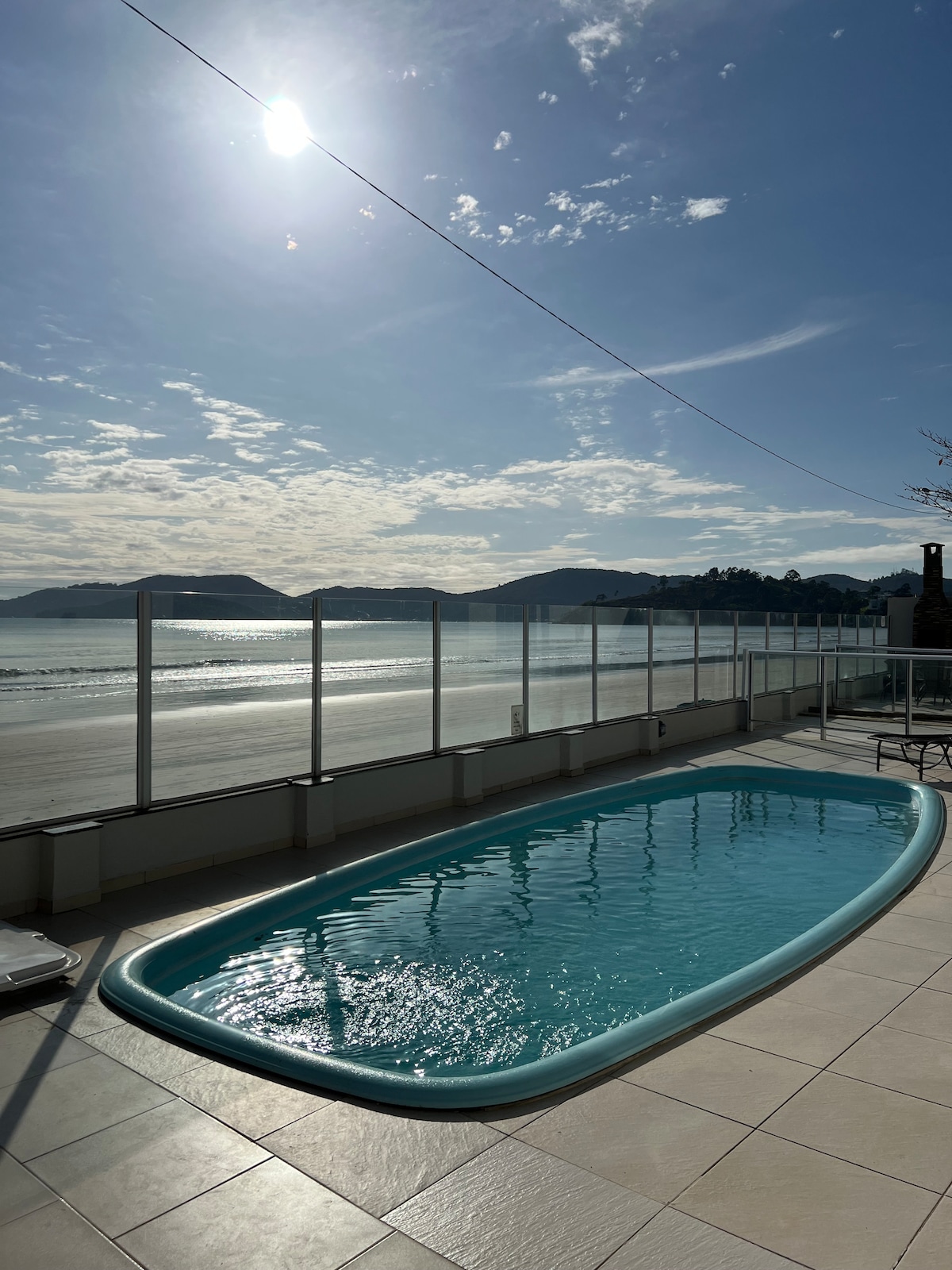 Sobrado de 3 quartos, 2 vagas e piscina Frente mar