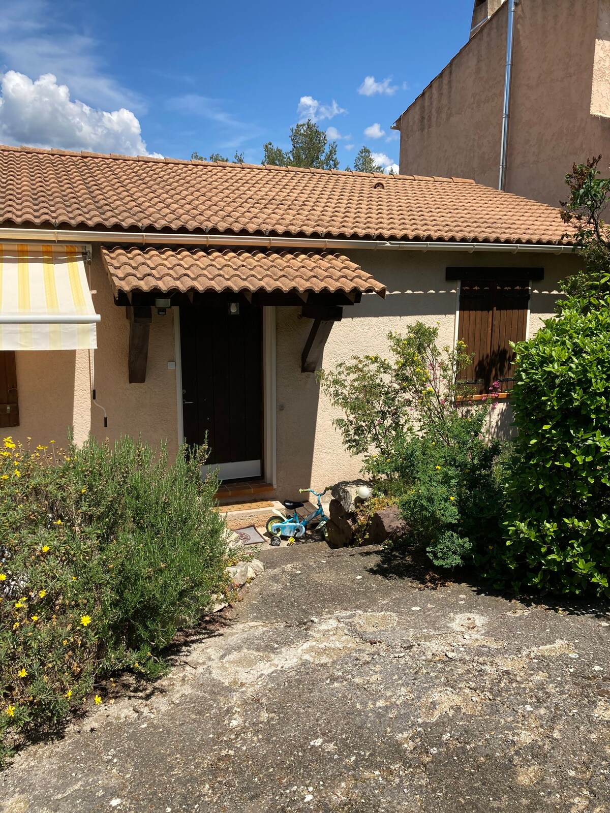 maison, jardin, terrasses, piscine, jeux d’enfants