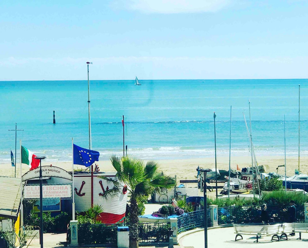 Beach front flat with sea view from all rooms