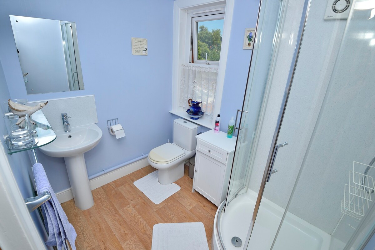 Single room with use of shared shower