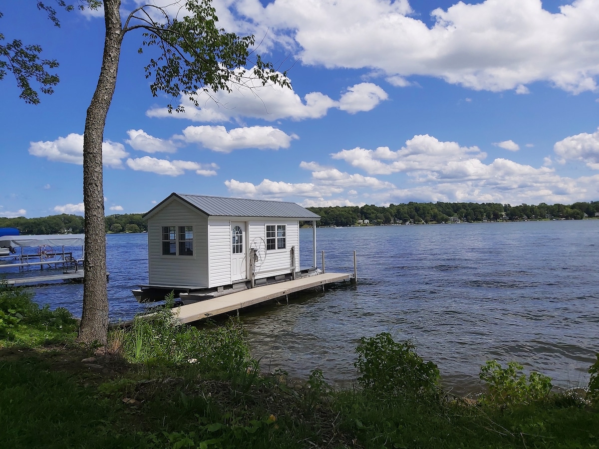 Houseboat @ The Silverlaken Estate