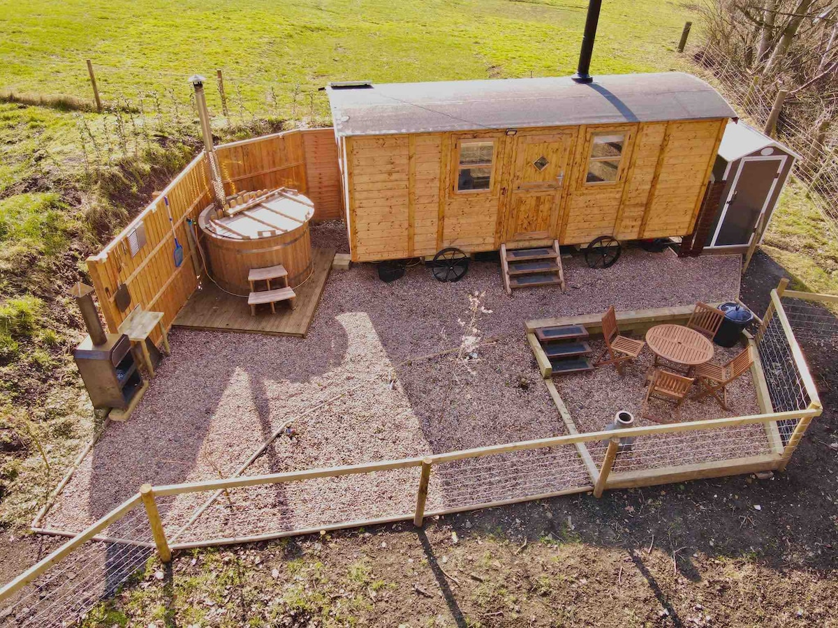 「The Burrow」牧羊人小屋和热水浴缸，乡村地区