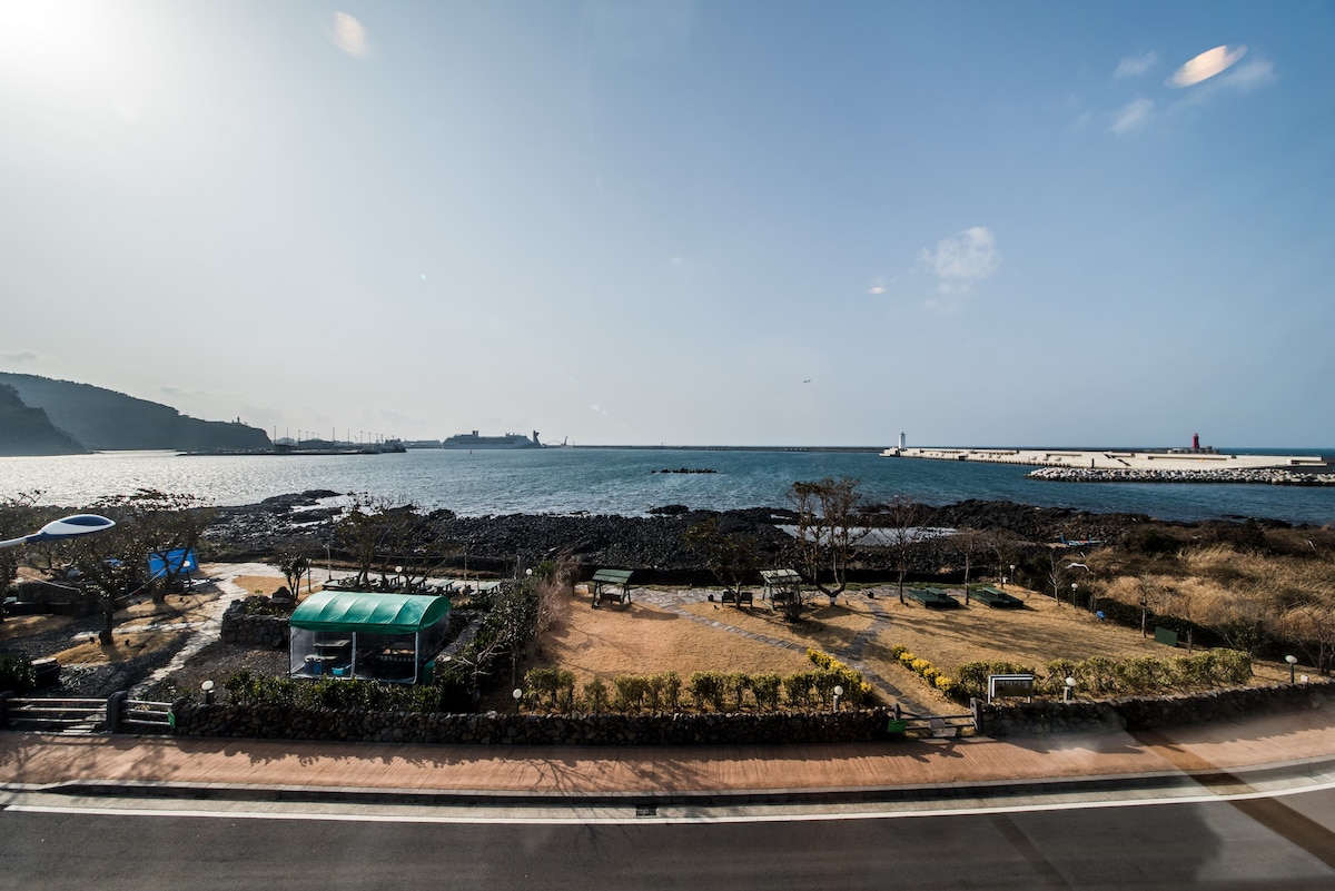 离济州岛机场很近，海景超棒，就在济州外港前
